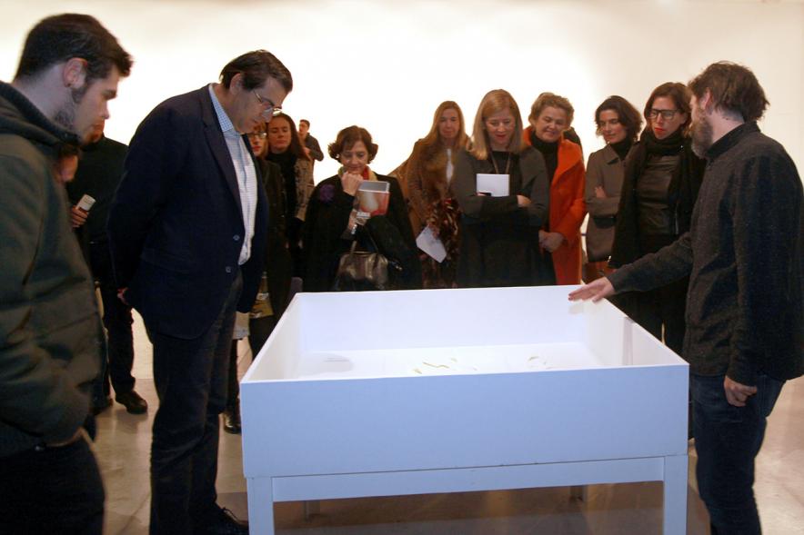 Inauguración Exposición de Gonzalo Elvira "12 Canciones Concretas" - Imagen del autor de Gonzalo Elvira explicando una de sus obras a los visitantes.
