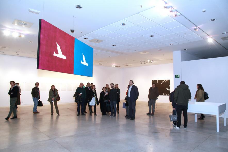 Inauguración Exposición de Gonzalo Elvira "12 Canciones Concretas" - Imagen de personas asistentes a la exposición.