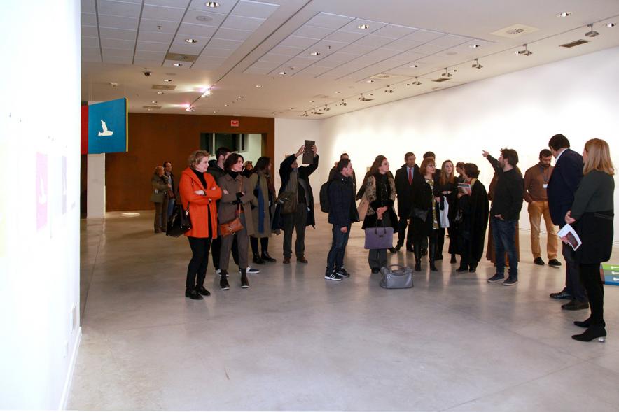 Inauguración Exposición de Gonzalo Elvira "12 Canciones Concretas" - Imagen de personas asistentes a la exposición.
