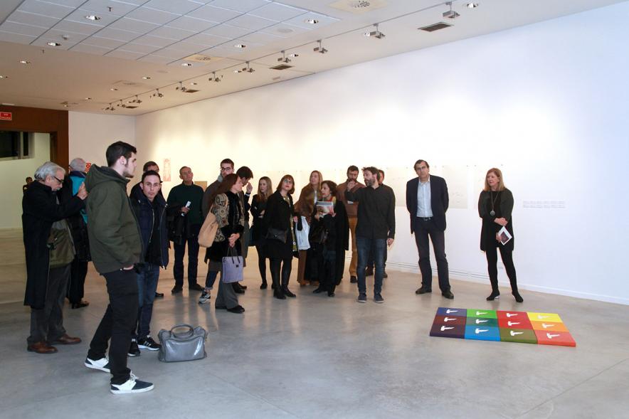 Inauguración Exposición de Gonzalo Elvira "12 Canciones Concretas" - Imagen de personas asistentes a la exposición.