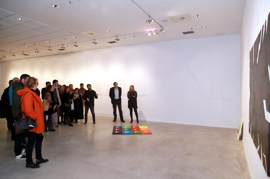 Inauguración Exposición de Gonzalo Elvira "12 Canciones Concretas" - Imagen de personas asistentes a la exposición.