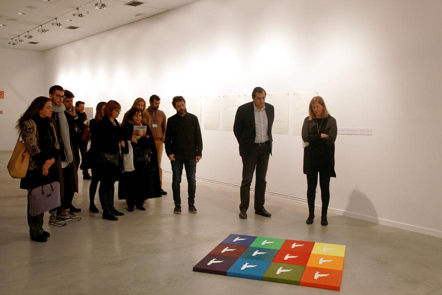 Inauguración Exposición de Gonzalo Elvira "12 Canciones Concretas" - Imagen de personas asistentes a la exposición.