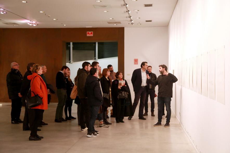 Inauguración Exposición de Gonzalo Elvira "12 Canciones Concretas" - Imagen de personas asistentes a la exposición.