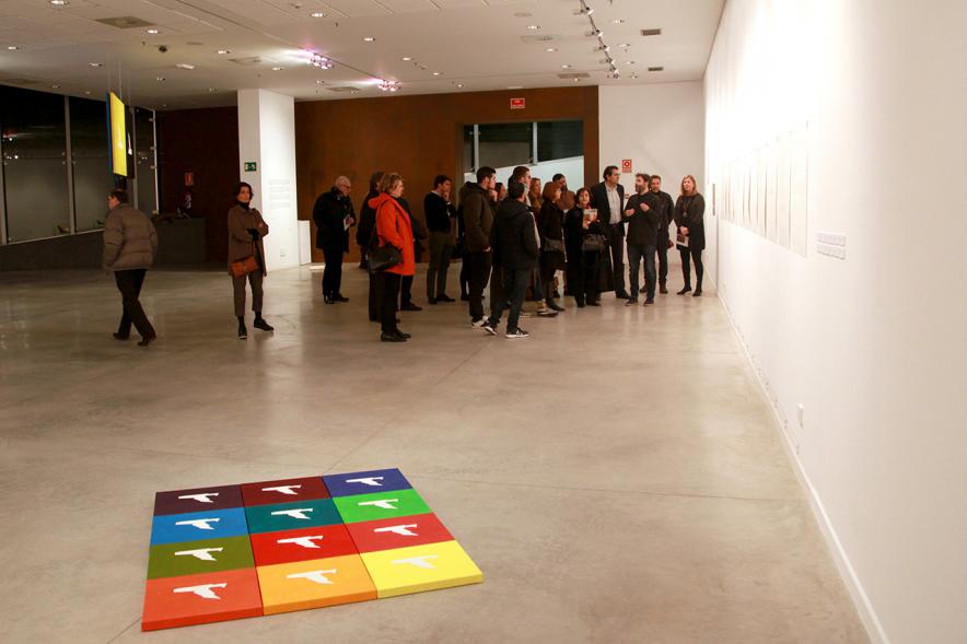Inauguración Exposición de Gonzalo Elvira "12 Canciones Concretas" - Imagen de personas asistentes a la exposición.