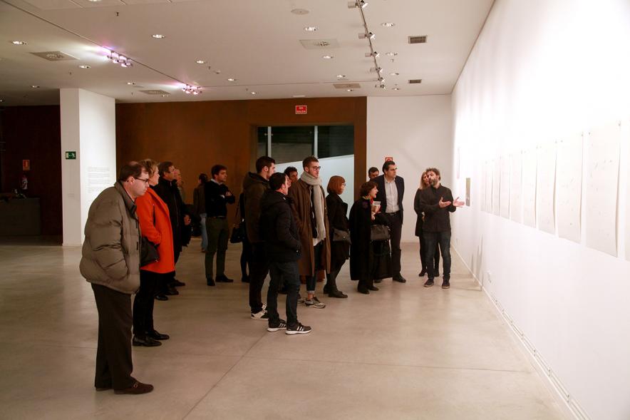 Inauguración Exposición de Gonzalo Elvira "12 Canciones Concretas" - Imagen de personas asistentes a la exposición.