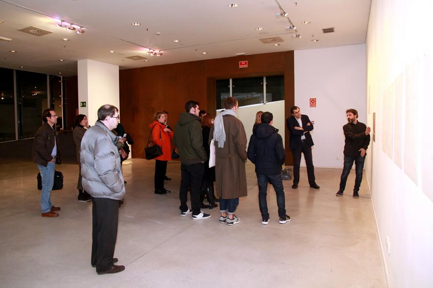 Inauguración Exposición de Gonzalo Elvira "12 Canciones Concretas" - Imagen de personas asistentes a la exposición.