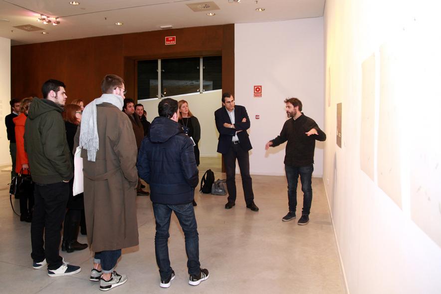 Inauguración Exposición de Gonzalo Elvira "12 Canciones Concretas" - Imagen de personas asistentes a la exposición.