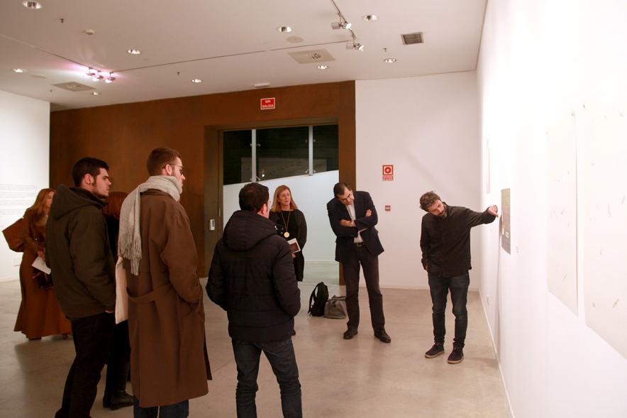 Inauguración Exposición de Gonzalo Elvira "12 Canciones Concretas" - Imagen de personas asistentes a la exposición.
