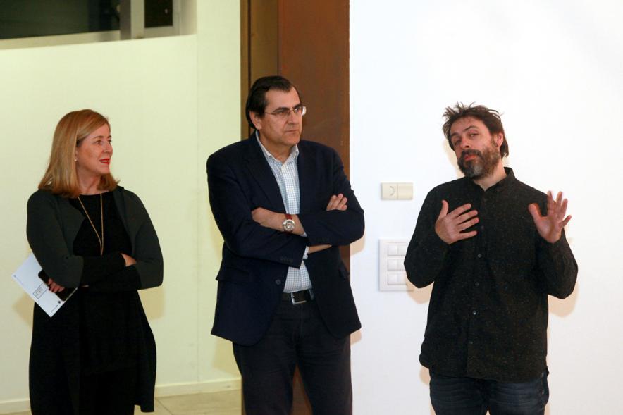 Inauguración Exposición de Gonzalo Elvira "12 Canciones Concretas" - Imagen del autor de Gonzalo Elvira explicando una de sus obras a los visitantes.