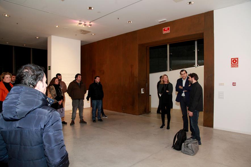Inauguración Exposición de Gonzalo Elvira "12 Canciones Concretas" - Imagen del autor de Gonzalo Elvira explicando una de sus obras a los visitantes.
