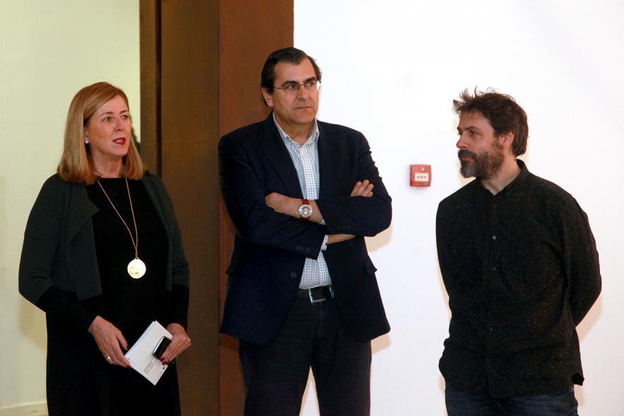 Inauguración Exposición de Gonzalo Elvira "12 Canciones Concretas" - Imagen del autor de Gonzalo Elvira explicando una de sus obras a los visitantes.