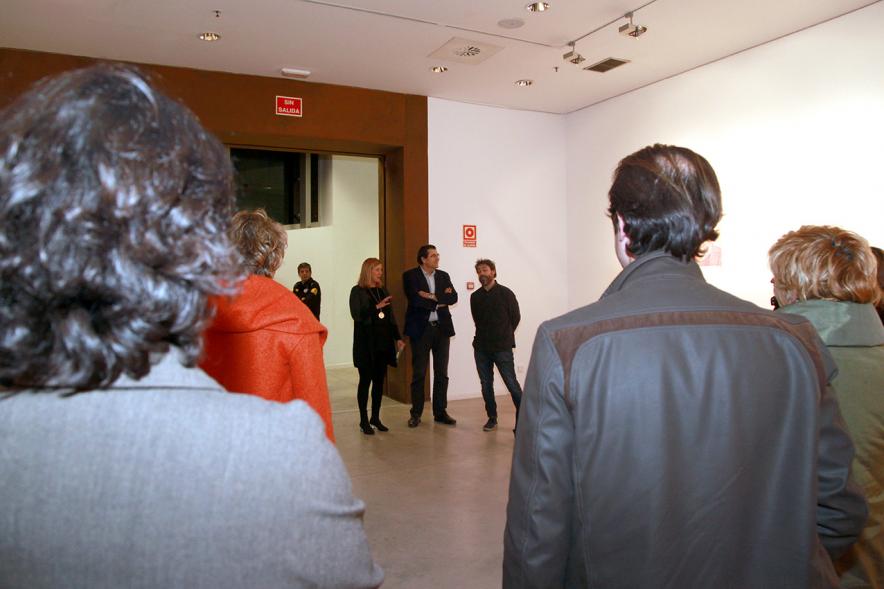 Inauguración Exposición de Gonzalo Elvira "12 Canciones Concretas" - Imagen del autor de Gonzalo Elvira explicando una de sus obras a los visitantes.