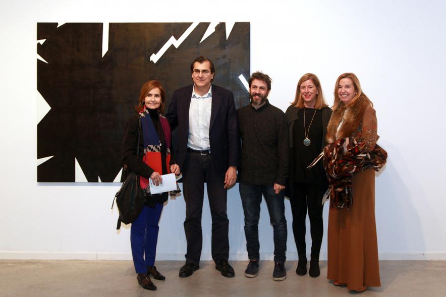 Inauguración Exposición de Gonzalo Elvira "12 Canciones Concretas" - Imagen del autor de Gonzalo Elvira junto a unos visitantes delante de su obra.