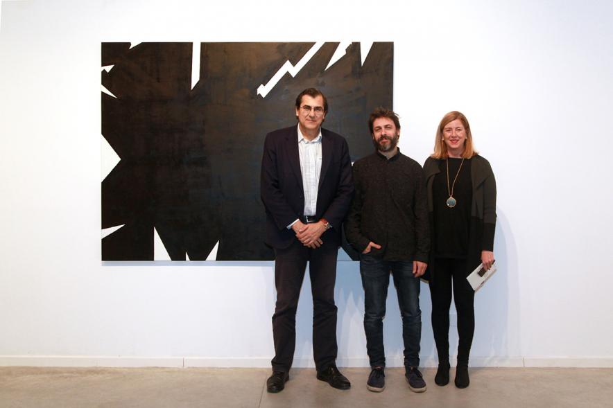 Inauguración Exposición de Gonzalo Elvira "12 Canciones Concretas" - Imagen del autor de Gonzalo Elvira junto a unos visitantes delante de su obra.