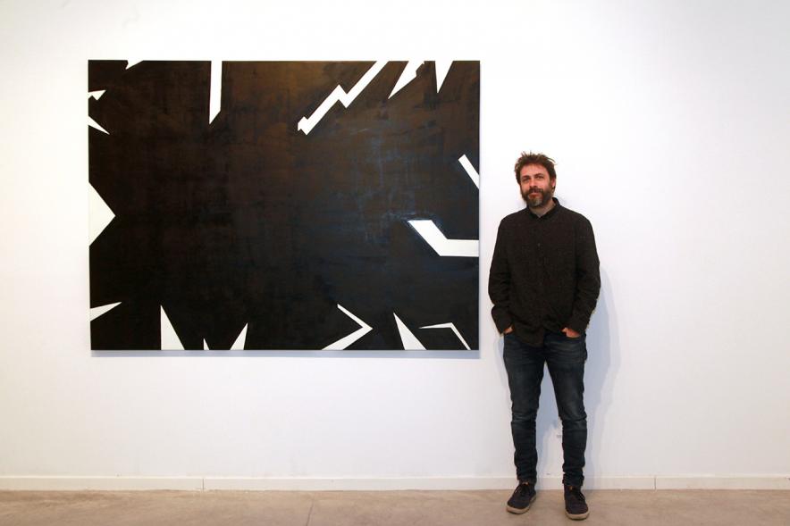 Inauguración Exposición de Gonzalo Elvira "12 Canciones Concretas" - Imagen del autor de Gonzalo Elvira delante de su obra.
