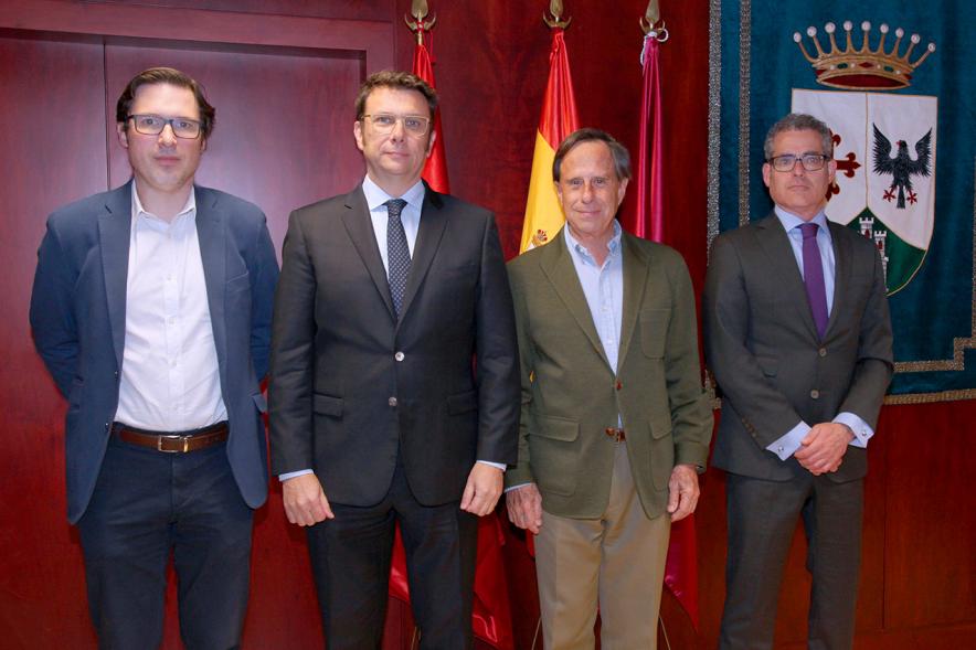 Firmantes posan tras la firma