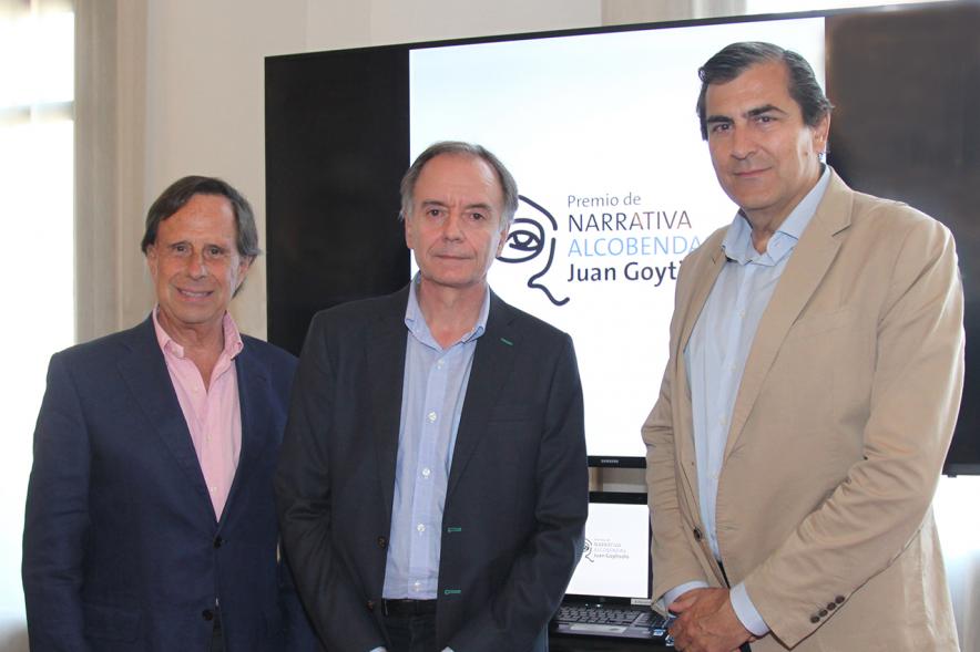 Rueda de Prensa Ier Premio de Narrativa Juan Goytisolo - Imagen del alcalde García de Vinuesa posando junto a unas personas.