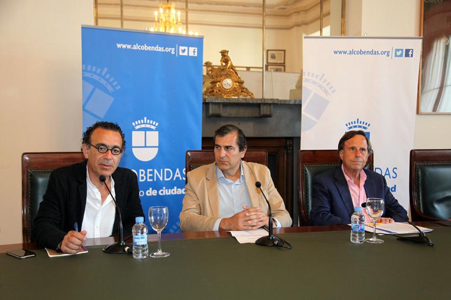 Rueda de Prensa Ier Premio de Narrativa Juan Goytisolo - Imagen de parte de los integrantes de la mesa, entre ellos está el alcalde García de Vinuesa.