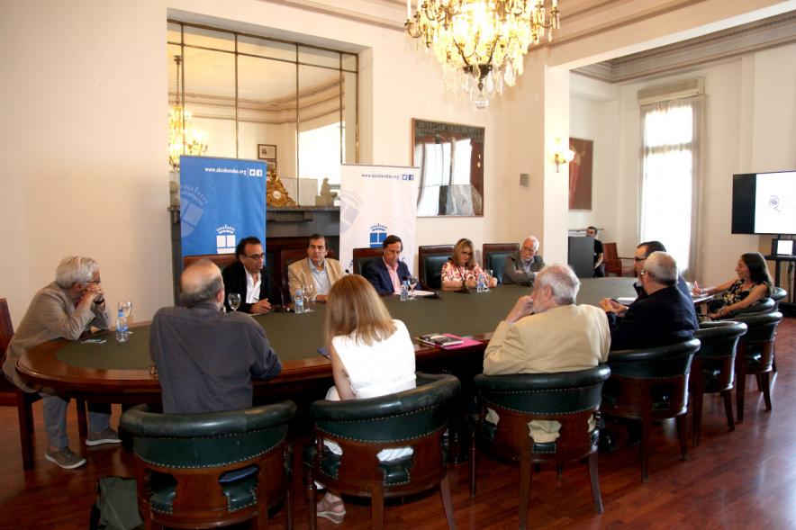 Rueda de Prensa Ier Premio de Narrativa Juan Goytisolo - Imagen panorámica de la mesa donde se celebra la rueda de prensa.