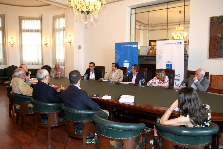 Rueda de Prensa Ier Premio de Narrativa Juan Goytisolo - Imagen panorámica de la mesa donde se celebra la rueda de prensa.