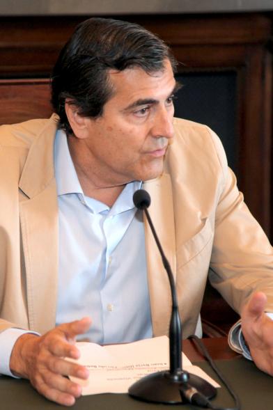 Rueda de Prensa Ier Premio de Narrativa Juan Goytisolo - Imagen de uno de los presentadores del Premio, en un momento de la rueda de prensa.