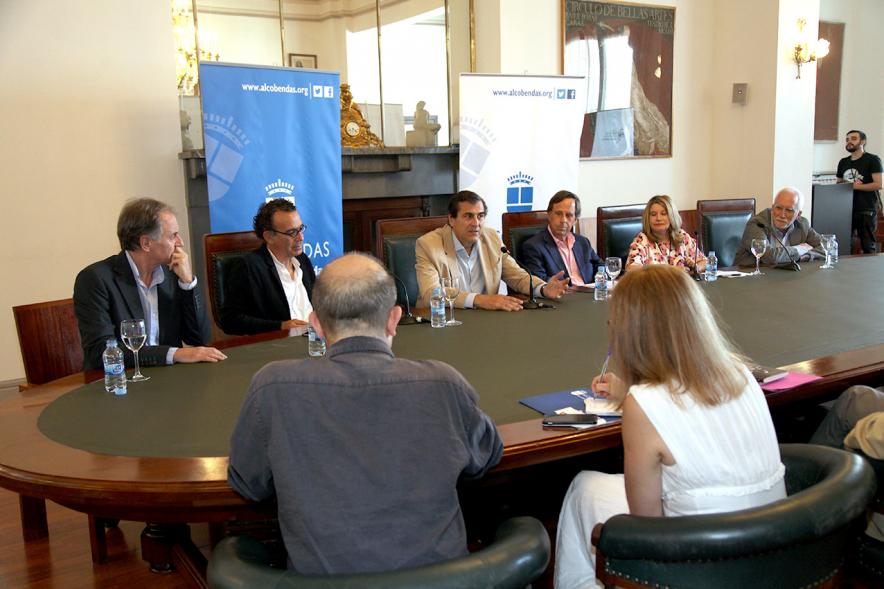 Rueda de Prensa Ier Premio de Narrativa Juan Goytisolo - Imagen de parte de los integrantes de la mesa, entre ellos está el alcalde García de Vinuesa.