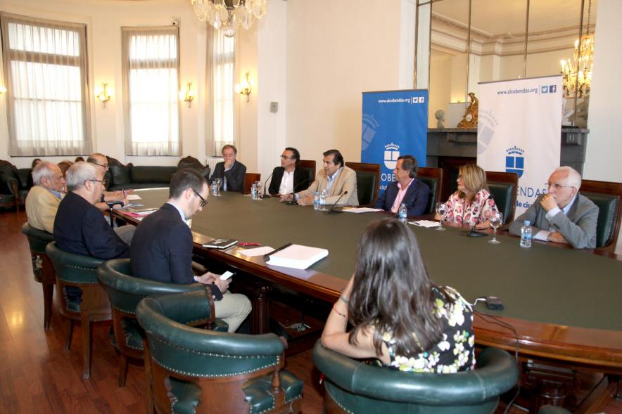 Rueda de Prensa Ier Premio de Narrativa Juan Goytisolo - Imagen panorámica de la mesa donde se celebra la rueda de prensa.