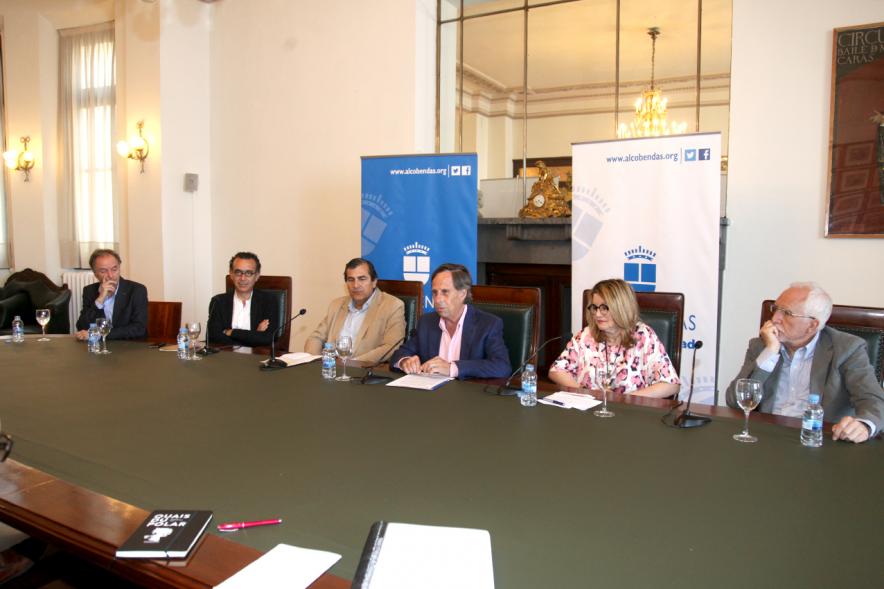 Rueda de Prensa Ier Premio de Narrativa Juan Goytisolo - Imagen de parte de los integrantes de la mesa, entre ellos está el alcalde García de Vinuesa.