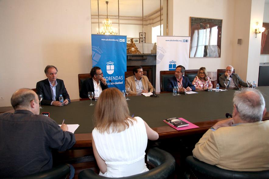 Rueda de Prensa Ier Premio de Narrativa Juan Goytisolo - Imagen panorámica de la mesa donde se celebra la rueda de prensa.