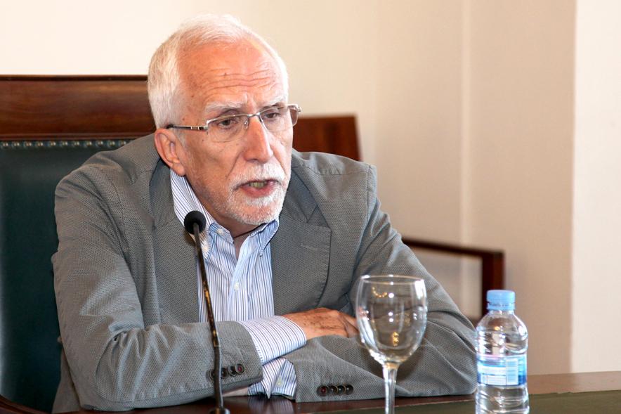 Rueda de Prensa Ier Premio de Narrativa Juan Goytisolo - Imagen de uno de los presentadores del Premio, en un momento de la rueda de prensa.