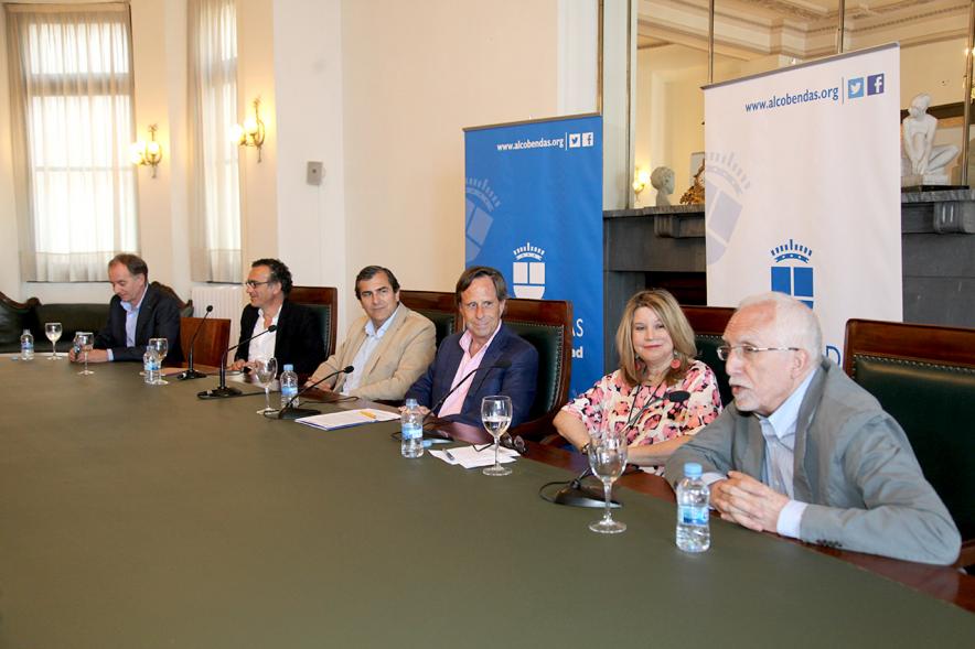 Rueda de Prensa Ier Premio de Narrativa Juan Goytisolo - Imagen de parte de los integrantes de la mesa, entre ellos está el alcalde García de Vinuesa.