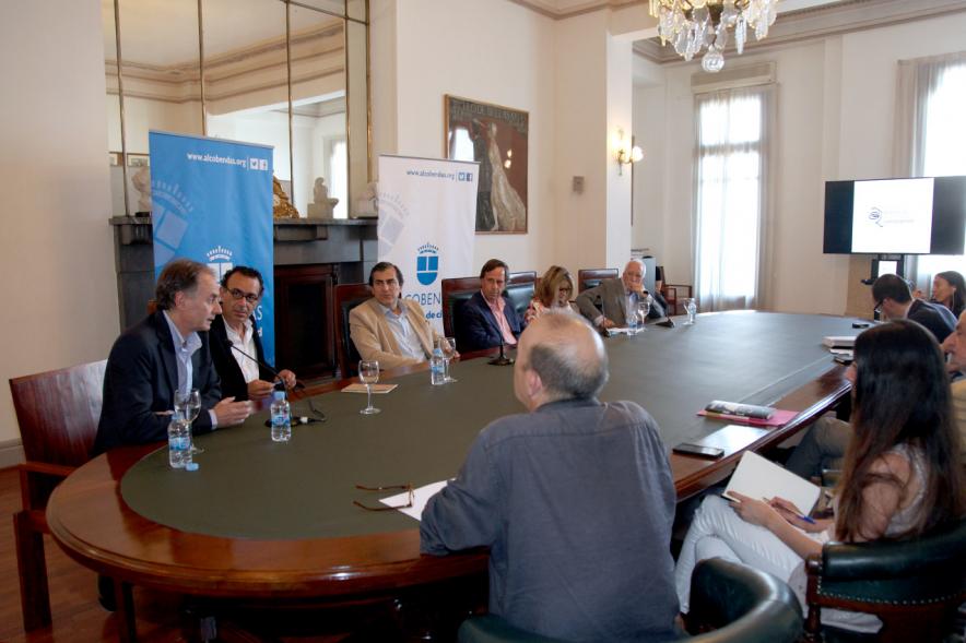 Rueda de Prensa Ier Premio de Narrativa Juan Goytisolo - Imagen de parte de los integrantes de la mesa, entre ellos está el alcalde García de Vinuesa.