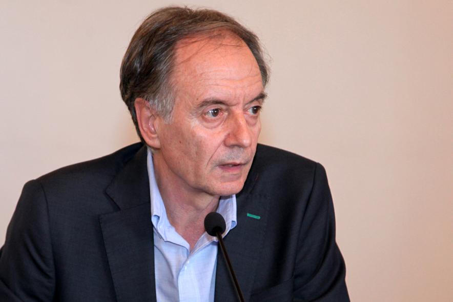 Rueda de Prensa Ier Premio de Narrativa Juan Goytisolo - Imagen primer plano de uno de los presentadores del Premio.