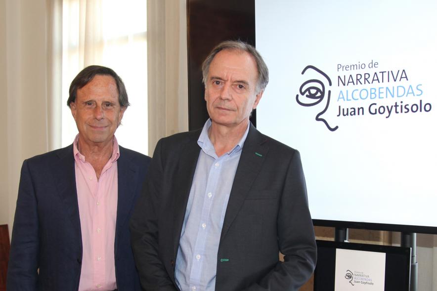 Rueda de Prensa Ier Premio de Narrativa Juan Goytisolo - Imagen del alcalde García de Vinuesa posando junto a una persona.