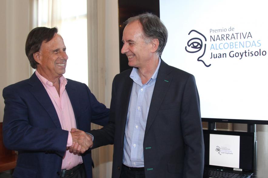 Rueda de Prensa Ier Premio de Narrativa Juan Goytisolo - Imagen del alcalde García de Vinuesa saludando a una persona.