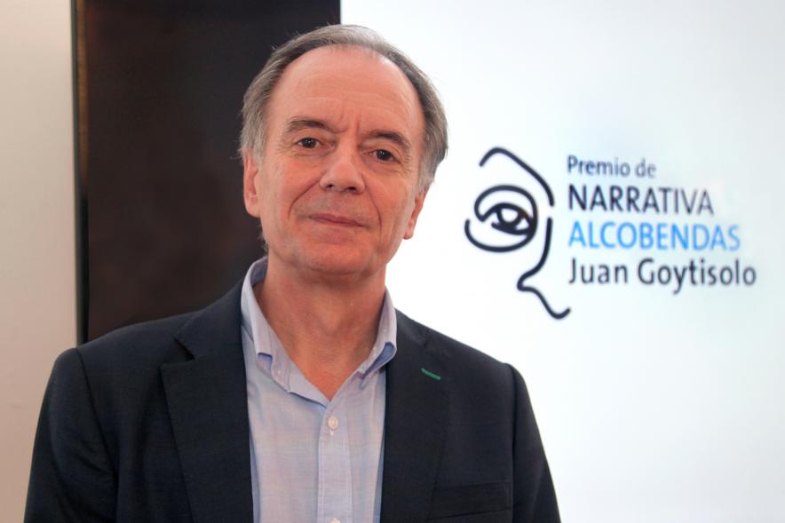 Rueda de Prensa Ier Premio de Narrativa Juan Goytisolo - Imagen primer plano de uno de los presentadores del Premio.