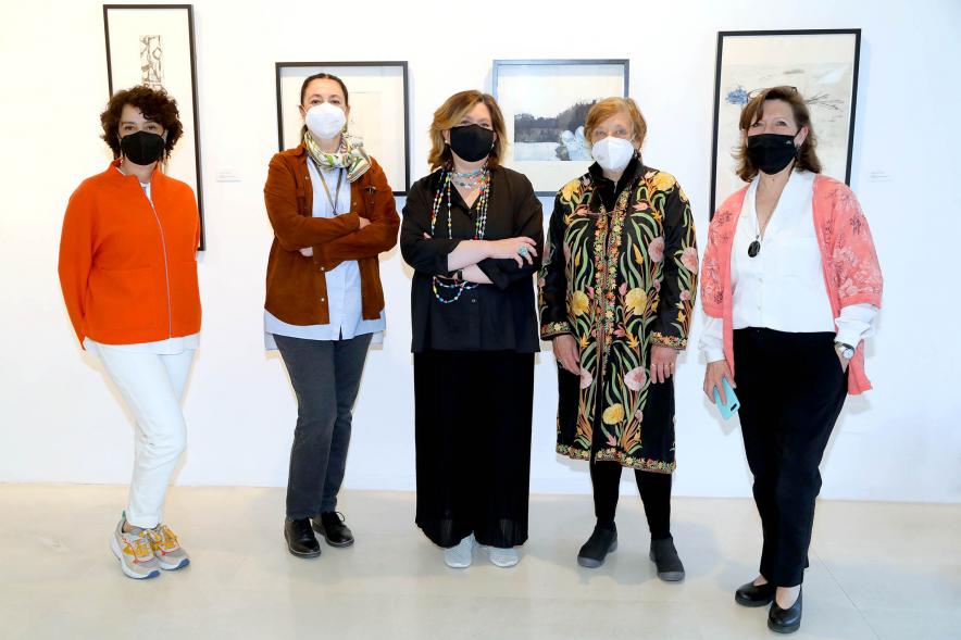 María Bravo, Virginia Pedrero y Elena Queralt y autoridades en la exposición - 2021
