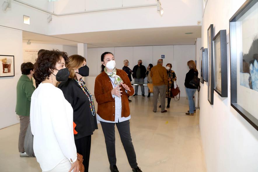 Artistas y autoridades en la exposición - 2021