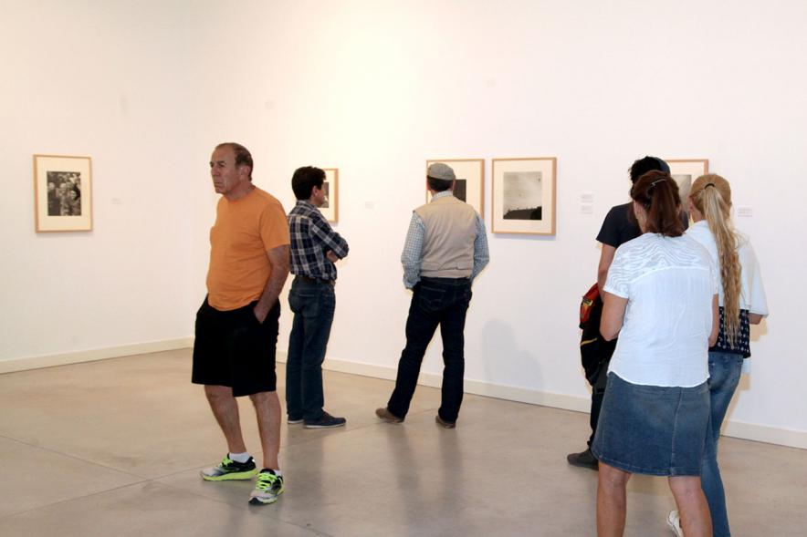 Visitantes en la exposición. 