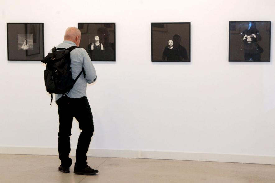 Visitante en la exposición. 