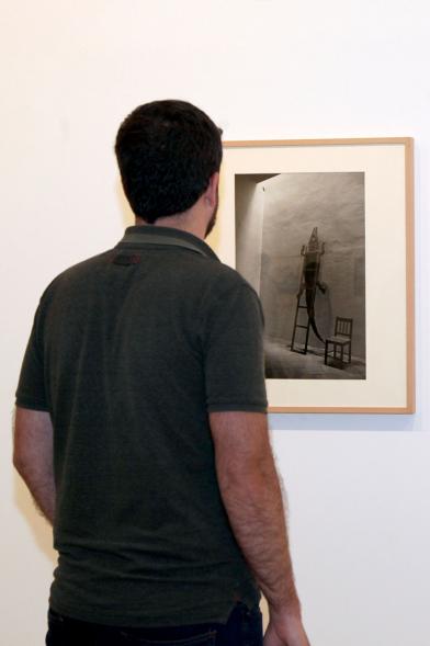Visitante en la exposición. 