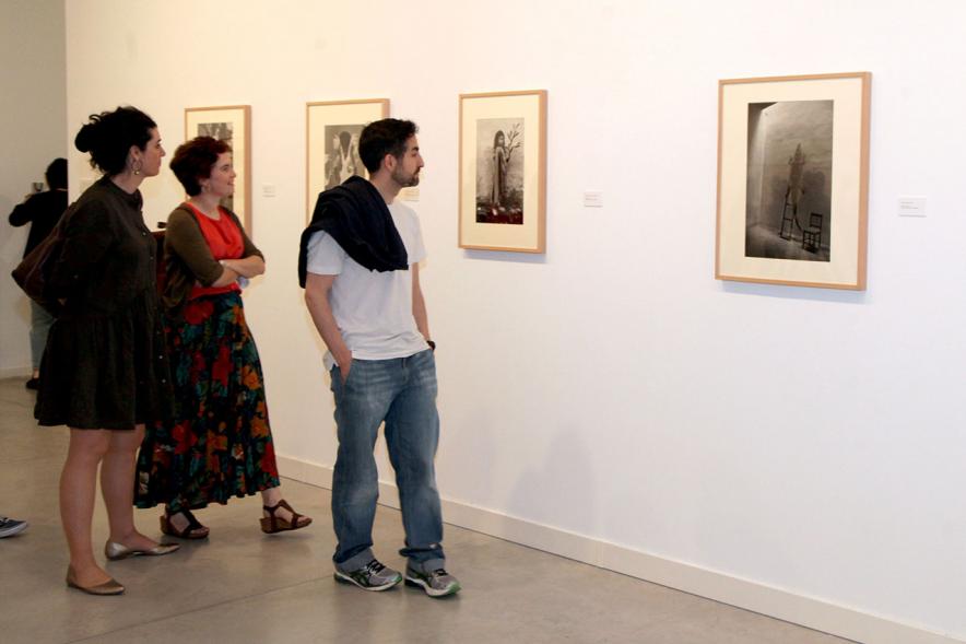 Visitantes en la exposición. 