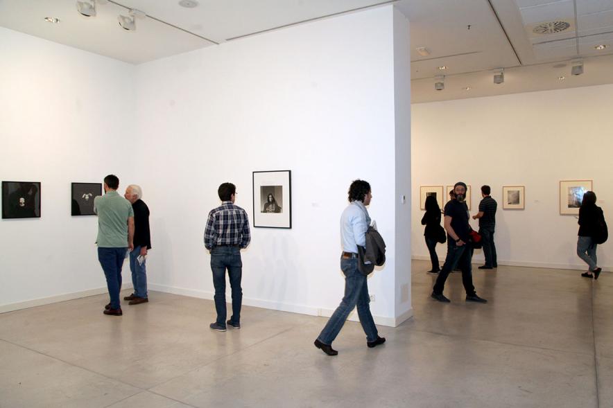 Visitantes en la exposición. 