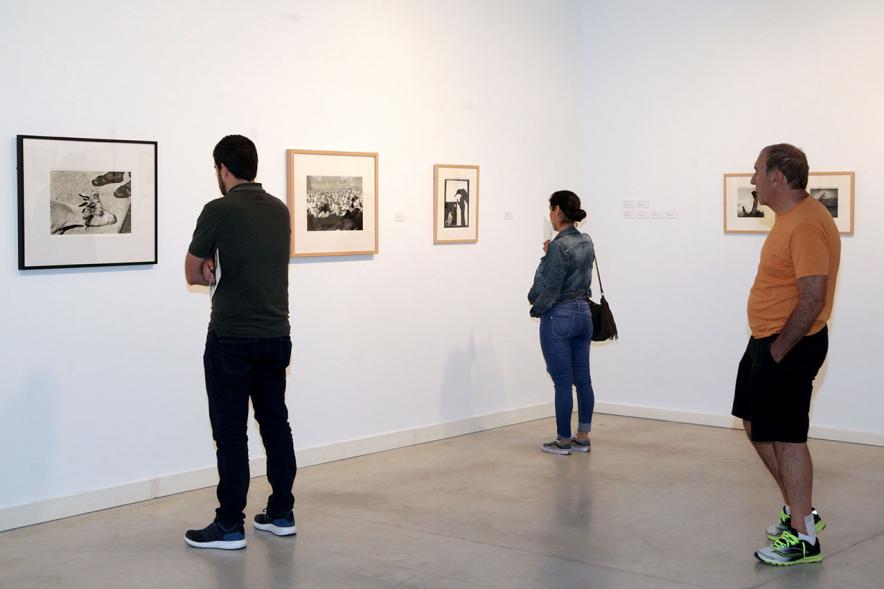 Visitantes en la exposición. 