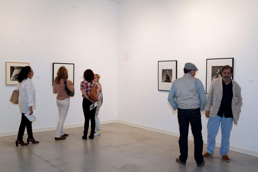 Visitantes en la exposición. 