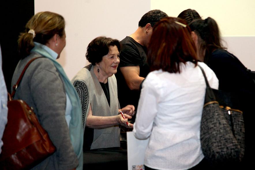 Asistentes saludando a la fotógrafa Graciela Iturbide.