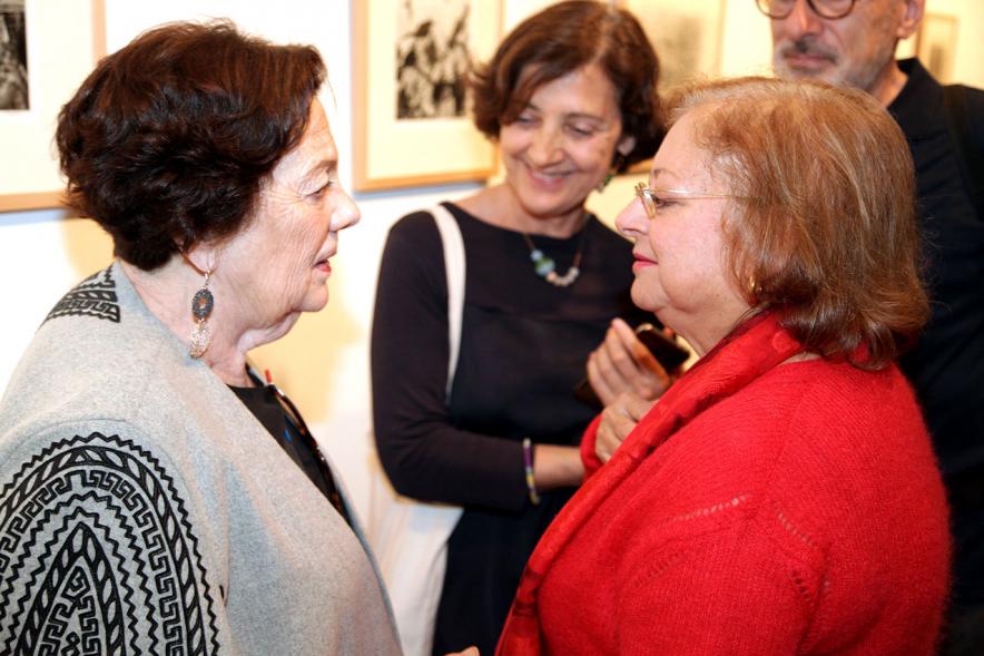 Graciela Iturbide y asistentes al evento.
