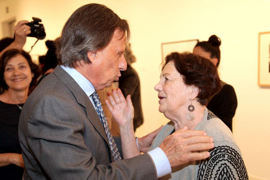 Graciela Iturbide con el Alcalde Ignacio de Vinuesa.