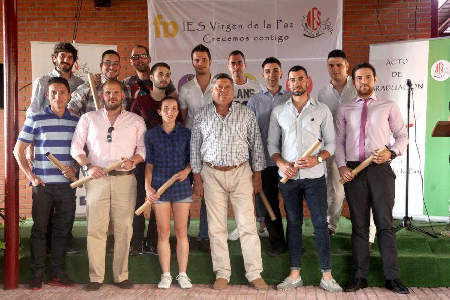 Graduación Curso 2015-16 IES Virgen de la Paz - Grupo de graduados.
