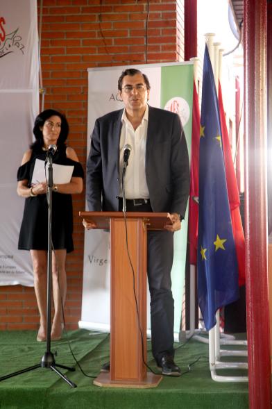 Graduación Curso 2015-16 IES Virgen de la Paz - El concejal con una graduada.